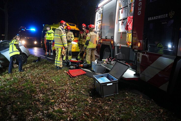 Auto tegen boom op de Wijheseweg