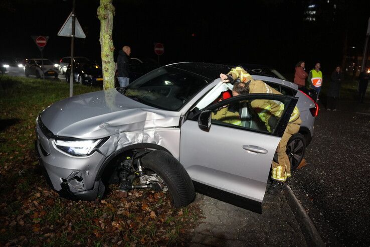 Twee gewonden bij botsing tussen auto en lijnbus in Zwolle