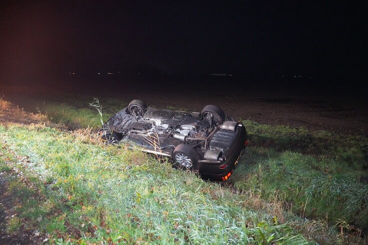 Auto slaat over de kop in sloot