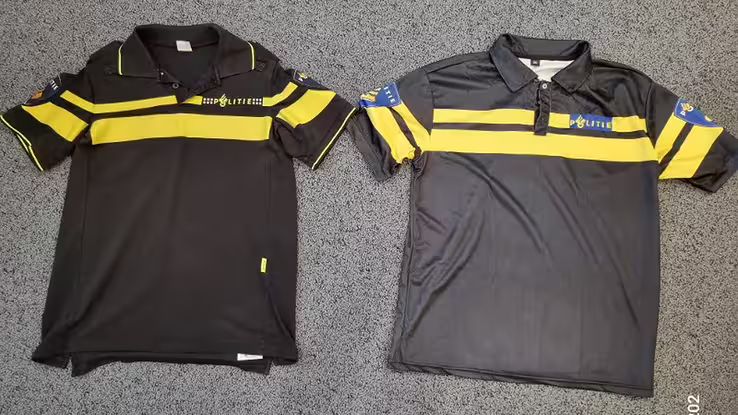 Zak vol nep-politieshirts gevonden in Zwolle, politie zoekt getuigen