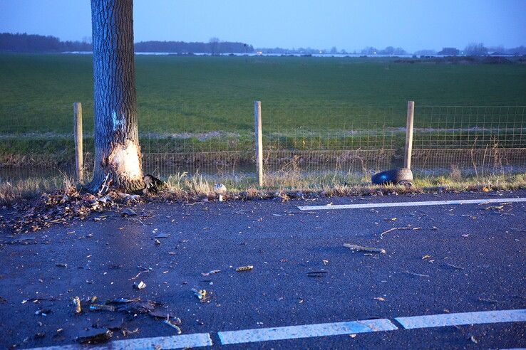 Auto tegen boom op de Wijheseweg