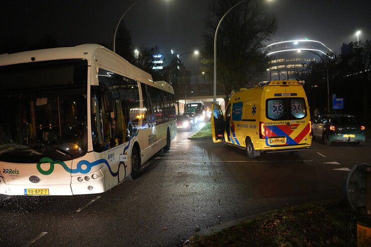 Twee gewonden bij botsing tussen auto en lijnbus in Zwolle