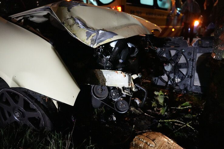 Auto botst tegen boom na mogelijke afsnijactie op Middelweg