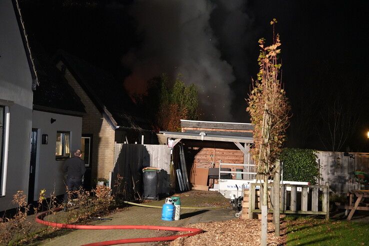 Schuurbrand in Hattem slaat over naar buurperceel