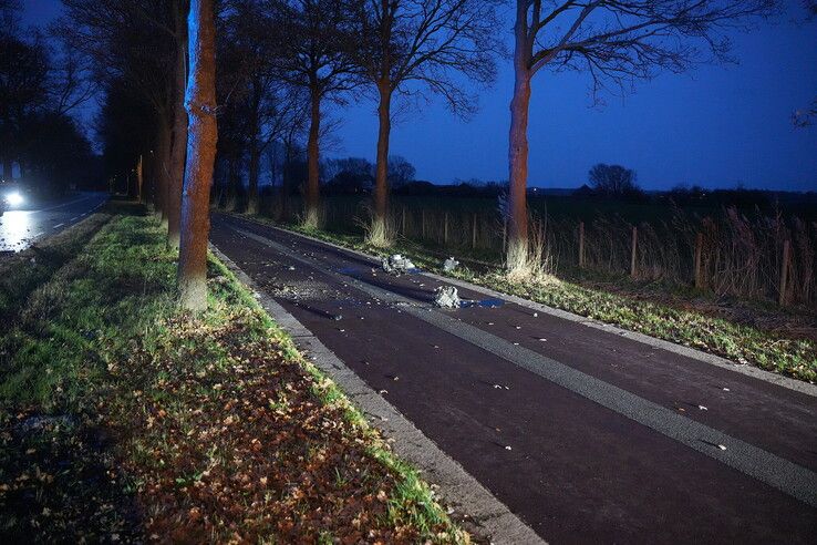 Auto tegen boom op de Wijheseweg