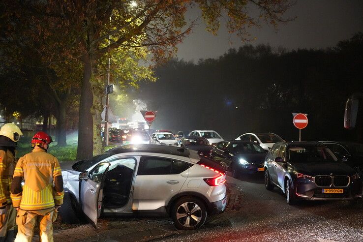 Twee gewonden bij botsing tussen auto en lijnbus in Zwolle