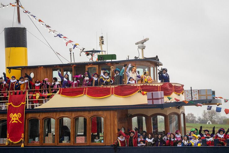 Sinterklaas feestelijk ontvangen in Kampen