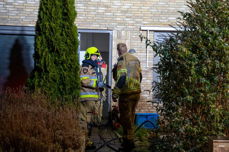 Brand door elektrische deken in IJsselmuiden, twee omstanders naar ziekenhuis
