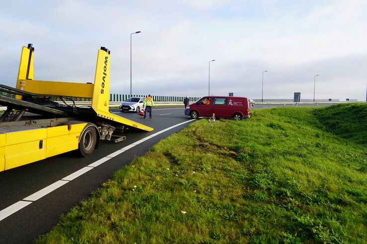 Bestelbus vliegt uit de bocht op verbindingsweg bij Zwolle, bestuurder komt met de schrik vrij