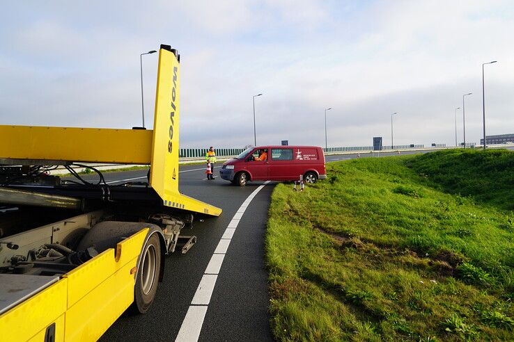 Bestelbus vliegt uit de bocht op verbindingsweg bij Zwolle, bestuurder komt met de schrik vrij