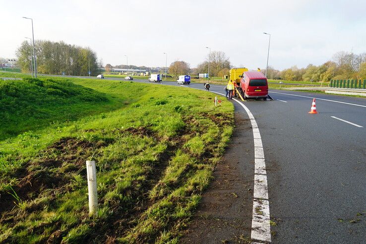 Bestelbus vliegt uit de bocht op verbindingsweg bij Zwolle, bestuurder komt met de schrik vrij
