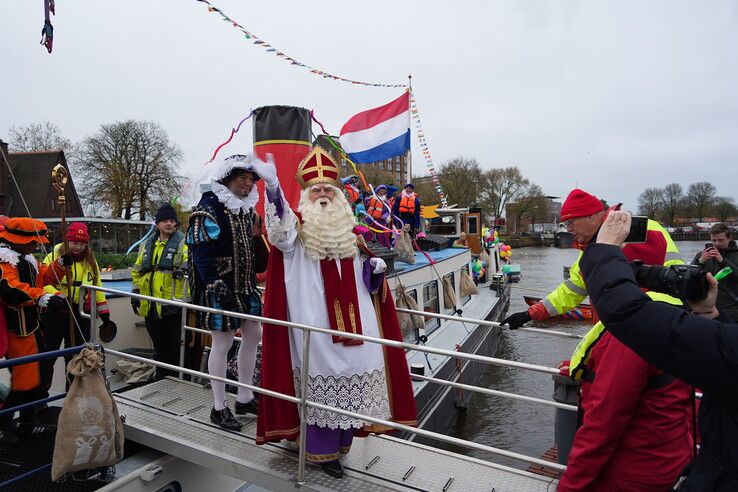 in beeld: Sinterklaas warm onthaald op Rodetorenplein in Zwolle