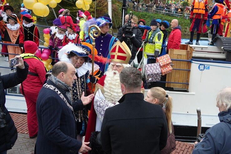 in beeld: Sinterklaas warm onthaald op Rodetorenplein in Zwolle