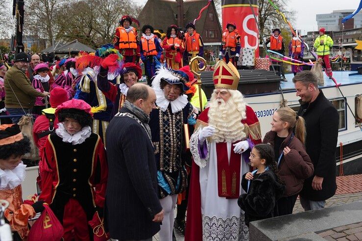 in beeld: Sinterklaas warm onthaald op Rodetorenplein in Zwolle