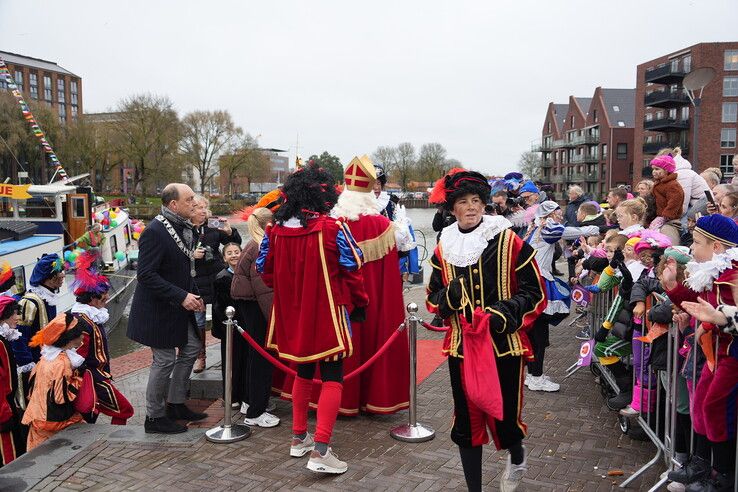 in beeld: Sinterklaas warm onthaald op Rodetorenplein in Zwolle