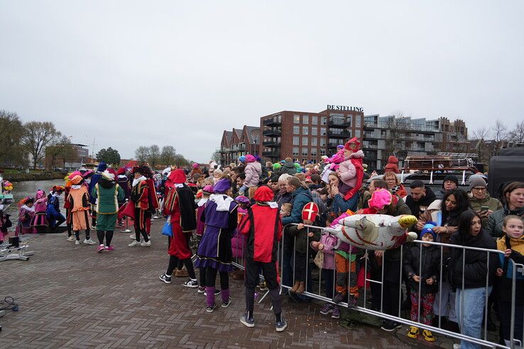 in beeld: Sinterklaas warm onthaald op Rodetorenplein in Zwolle