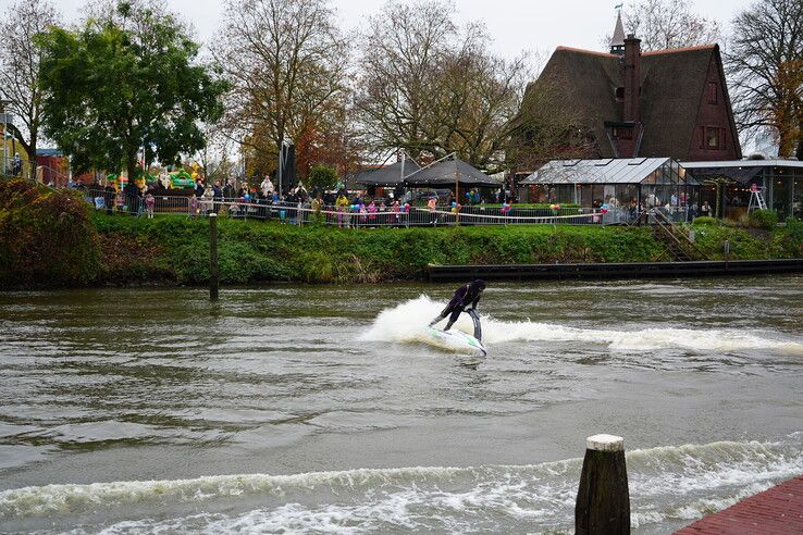 in beeld: Sinterklaas warm onthaald op Rodetorenplein in Zwolle