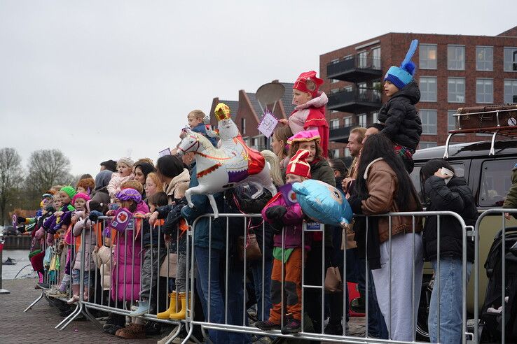 in beeld: Sinterklaas warm onthaald op Rodetorenplein in Zwolle