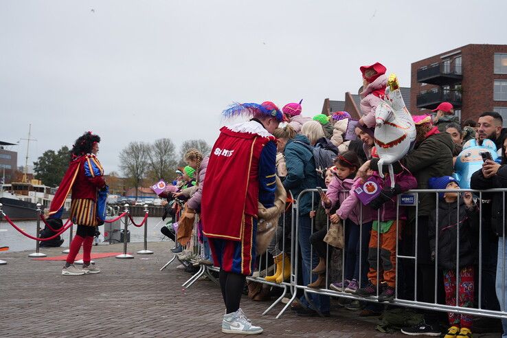 in beeld: Sinterklaas warm onthaald op Rodetorenplein in Zwolle