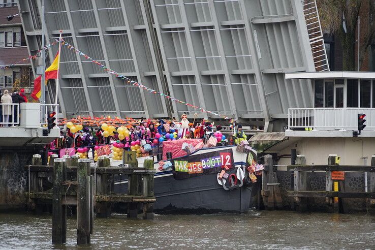 in beeld: Sinterklaas warm onthaald op Rodetorenplein in Zwolle
