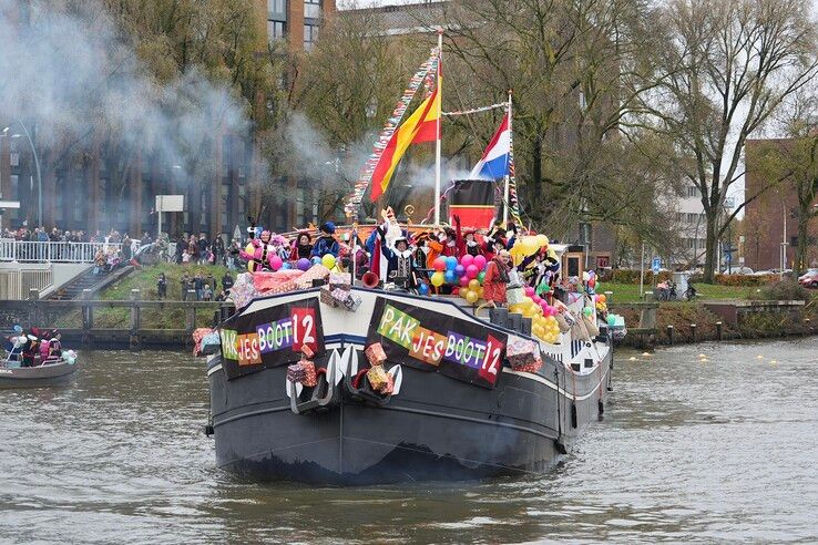 in beeld: Sinterklaas warm onthaald op Rodetorenplein in Zwolle