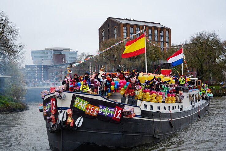in beeld: Sinterklaas warm onthaald op Rodetorenplein in Zwolle