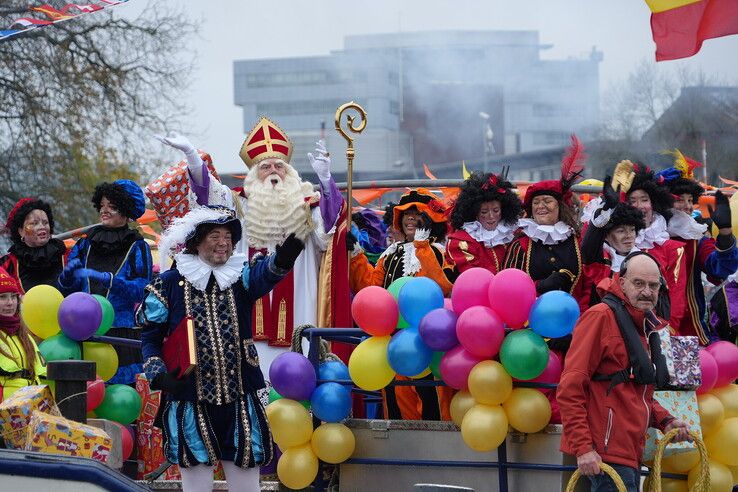 in beeld: Sinterklaas warm onthaald op Rodetorenplein in Zwolle