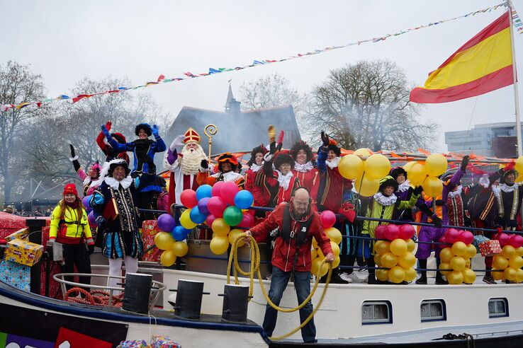 in beeld: Sinterklaas warm onthaald op Rodetorenplein in Zwolle