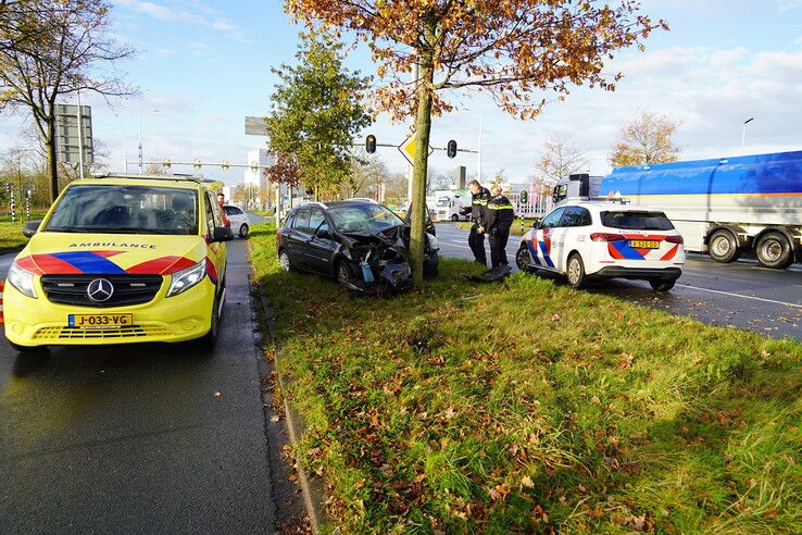 Auto botst tegen boom op Blaoweg, inzittenden ongedeerd