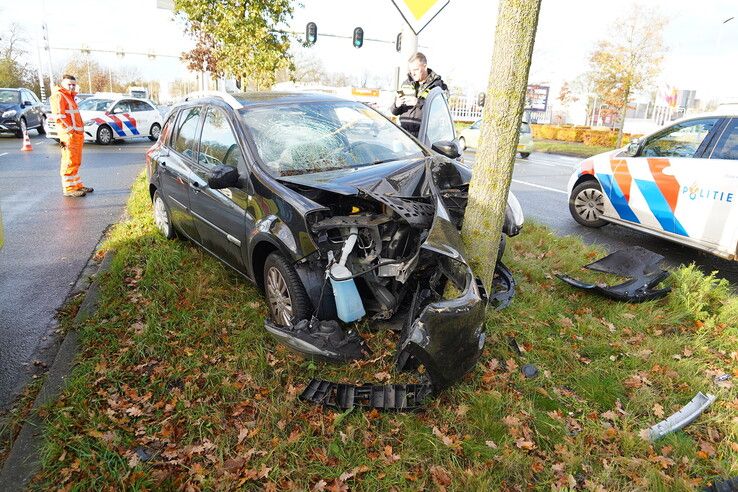 Auto botst tegen boom op Blaoweg, inzittenden ongedeerd
