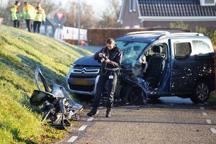 Twee gewonden bij ongeval op Kamperzeedijk: één persoon bevrijd uit busje