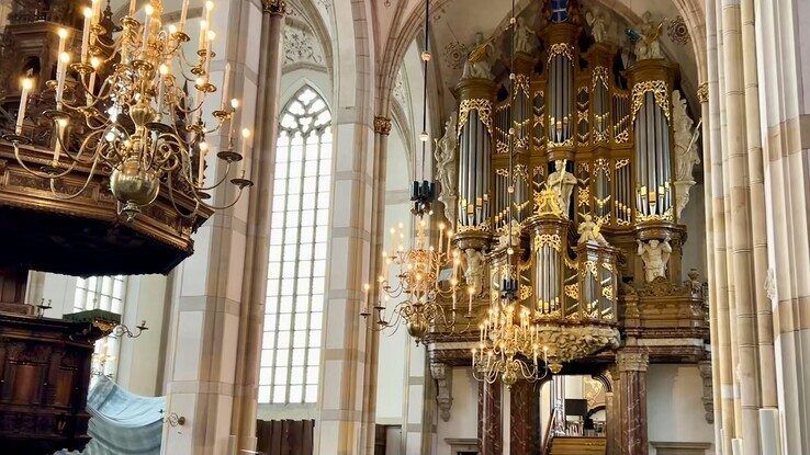 Bestuur Academiehuis en musici lijnrecht tegenover elkaar om  gerestaureerd Schnitgerorgel