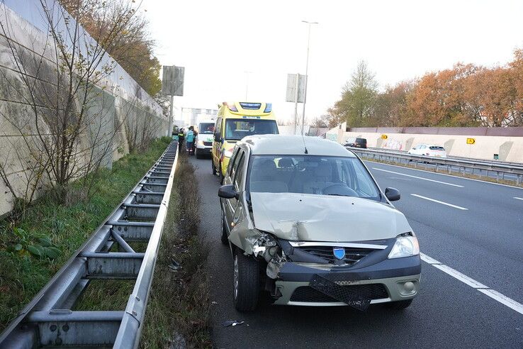 Auto botst op aanhanger op A28, één persoon nagekeken