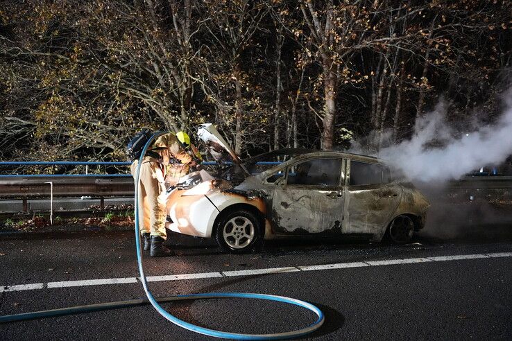 Autobrand op A50 bij Hattemerbroek; elektrische auto volledig verloren
