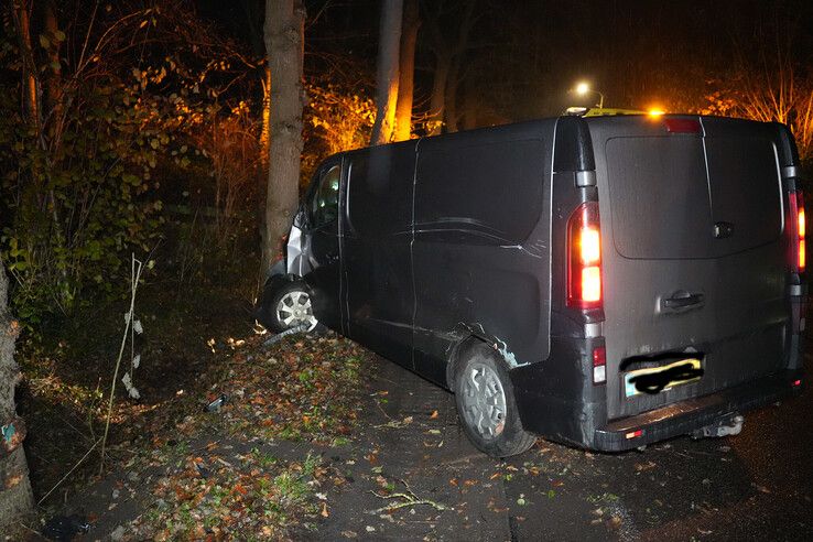 Bestelbus raakt van de weg op Kuyerhuislaan en botst tegen meerdere bomen