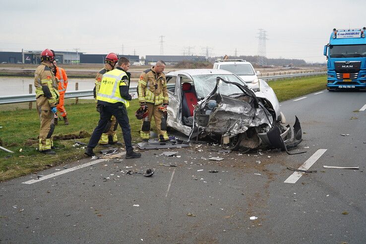 Frontale aanrijding op N340 bij Zwolle: meerdere gewonden, weg afgesloten