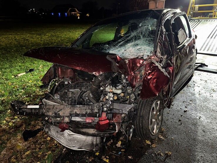 Auto belandt op zijkant na botsing tegen boom op Vijzelpad in Hattem