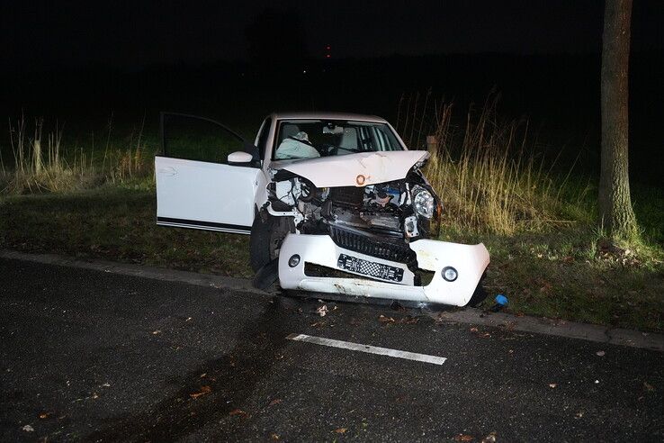 Eenzijdig ongeval op Maatgravenweg: auto raakt twee bomen, één gewonde