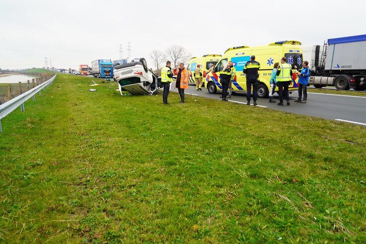 Frontale aanrijding op N340 bij Zwolle: meerdere gewonden, weg afgesloten