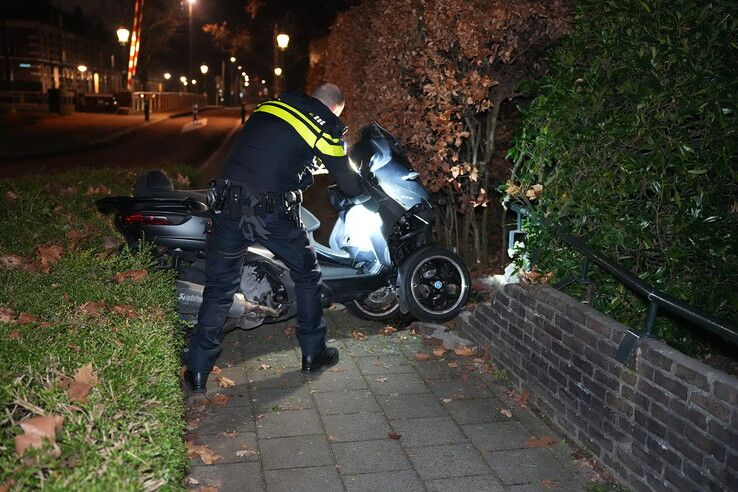 Bestuurder driewielige trike rijdt heg en muurtje omver
