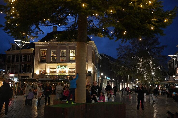 In Beeld: Kerstverlichting op de Grote Markt aangestoken