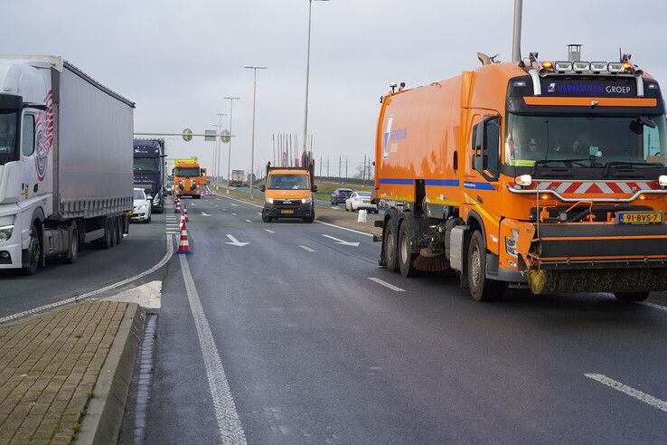 Vrachtwagen verliest slachtafval op N50 tussen Kampen en Zwolle