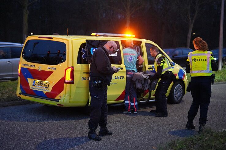 Fietser gewond bij aanrijding op kruising Middelweg – Zwartewaterallee