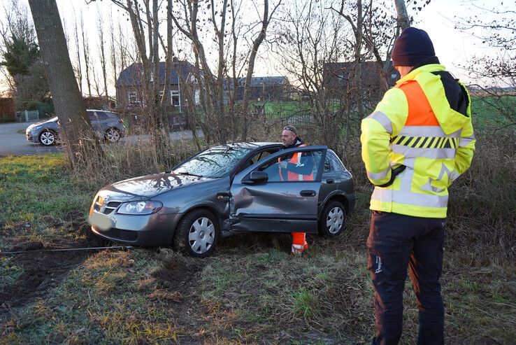 Auto in greppel na botsing tussen Hasselt en Zwolle