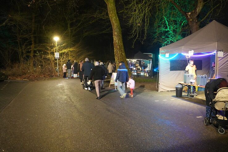 Duizenden lichtjes verlichten park het Engelse Werk tijdens lichtjeswandeling