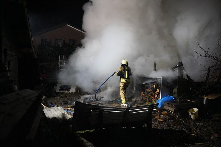 Brand in schuur aan de Anjerweg in Westenholte