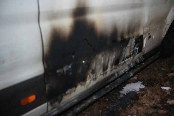 Man zwaargewond bij brand in bestelbus in Zwolle