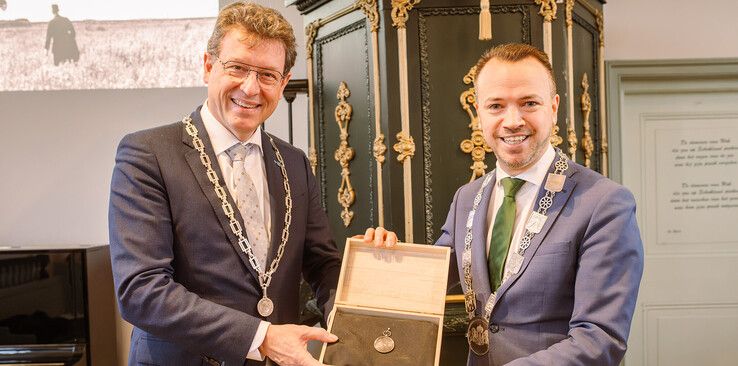 Schokland ontvangt burgemeesterspenning uit Kampen tijdens viering 30 jaar Werelderfgoed Schokland