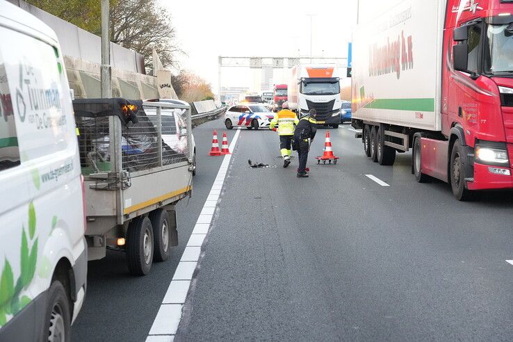 Auto botst op aanhanger op A28, één persoon nagekeken