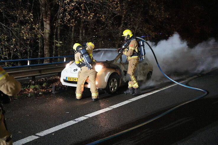 Autobrand op A50 bij Hattemerbroek; elektrische auto volledig verloren